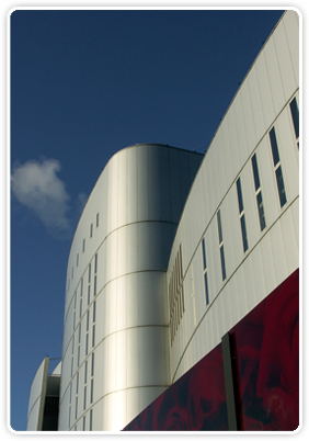 Edifício comercial com fachada curva